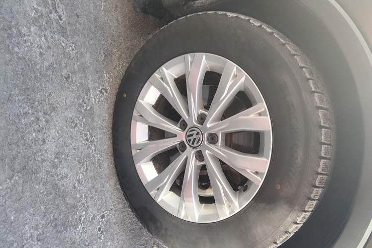 Used Volkswagen Tiguan L 2017 330TSI Automatic Two-Wheel Drive Luxury Edition Right Front Wheel Hub