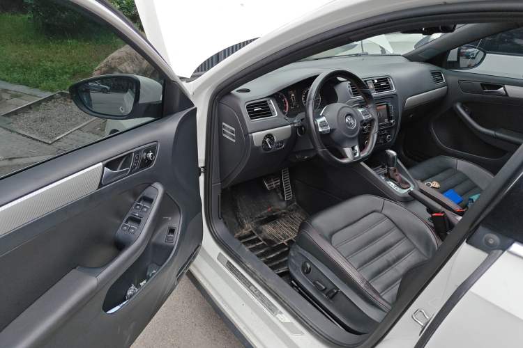 Used Volkswagen Sagitar 2013 2.0 TSI GLI Driver Seat