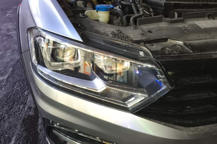 Used Volkswagen C-TREK 2017 230TSI DSG Luxury Model Right Front Headlight