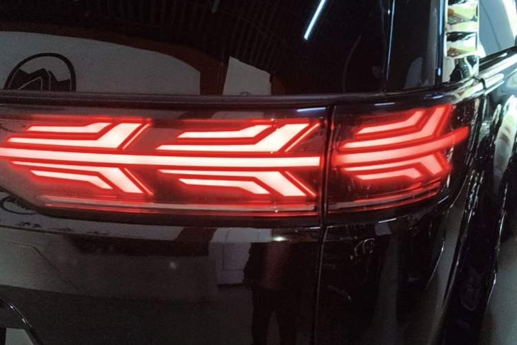 Used Denza D9 2022 DM-i 970 Four-Wheel Drive Flagship Model Right Rear Taillight