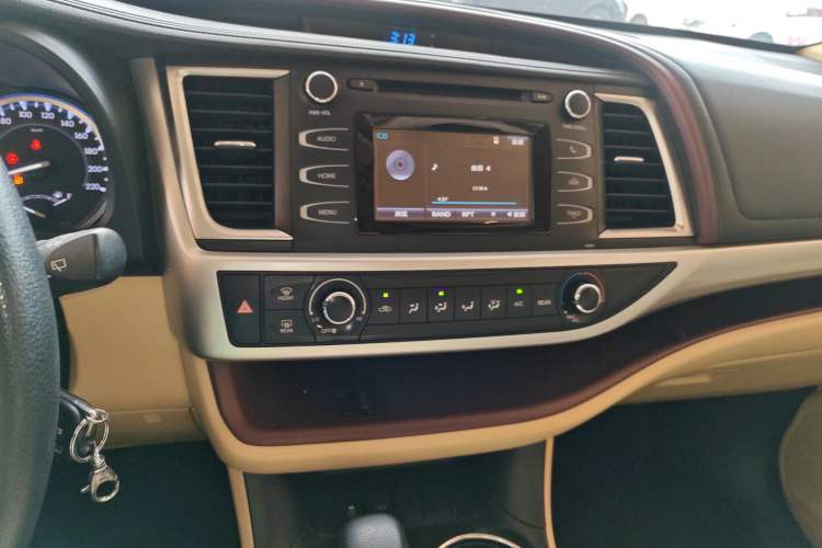 Used Toyota Highlander 2017 2.0T Two-Wheel Drive Elite Version 7 Seats Audio And AC Panel