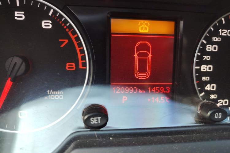 Used Audi Q5 2013 40 TFSI Technology Edition Odometer Close Up