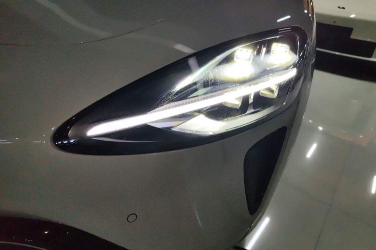 Used Xiaomi Auto SU7 2024 Rear-Drive Ultra-Long Range Advanced Pro-Level Intelligent Driving Version Left Front Headlight