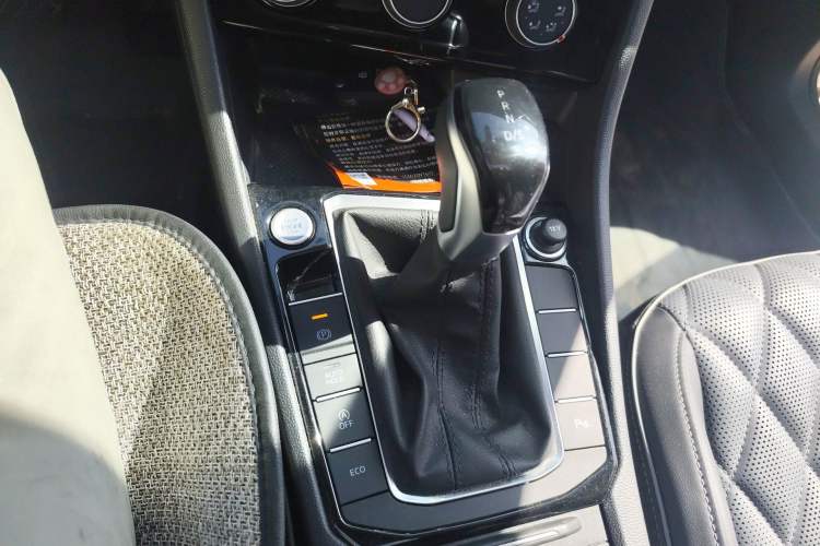 Used Volkswagen Sagitar 2023 300TSI DSG Excellence Edition Gear Lever