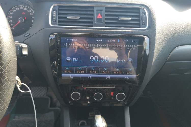 Used Volkswagen Sagitar 2012 1.6L Automatic Fashion Edition Audio And AC Panel