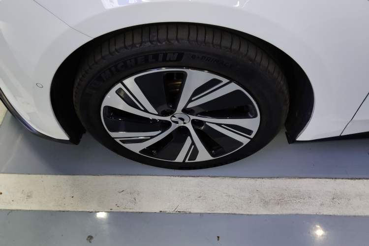 Used Nio ET5 2024 75 kWh Left Front Wheel Hub