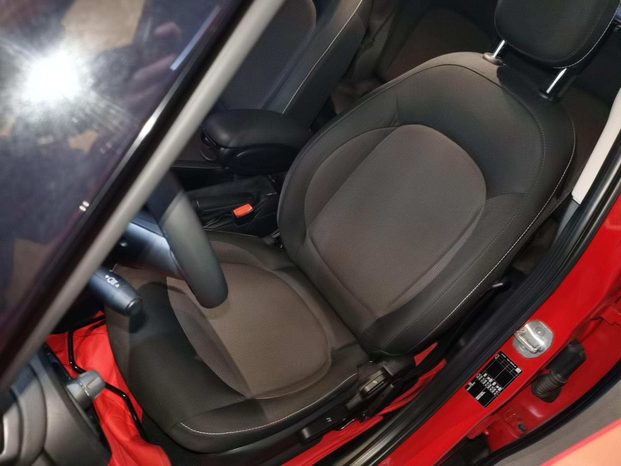 Переднее сиденье в автомобиле