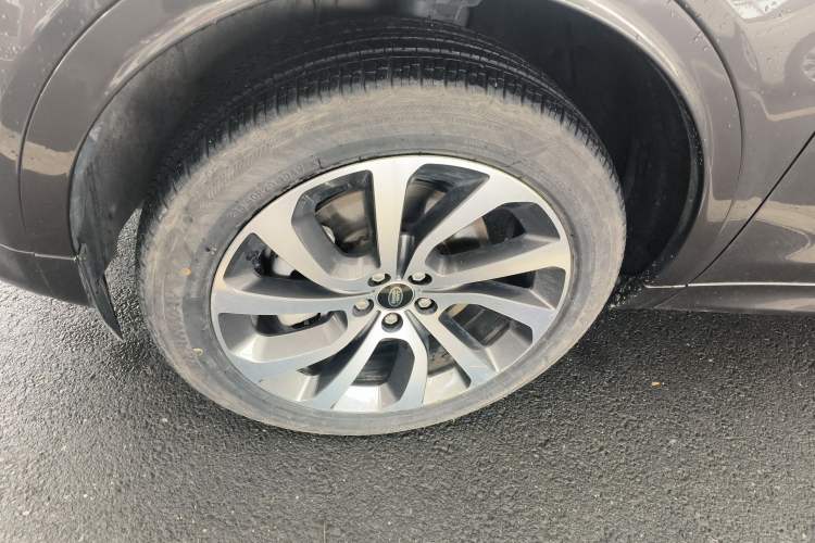 Used Land Rover Discovery Sport 2023 249 PS R-Dynamic S Performance Edition Left Front Wheel Hub