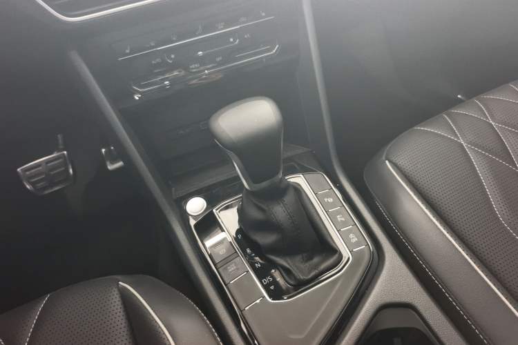 Used Volkswagen Tiguan L 2023 Restyled 330TSI Automatic Two-Wheel Drive R-Line Enhanced Comfort Version Gear Lever