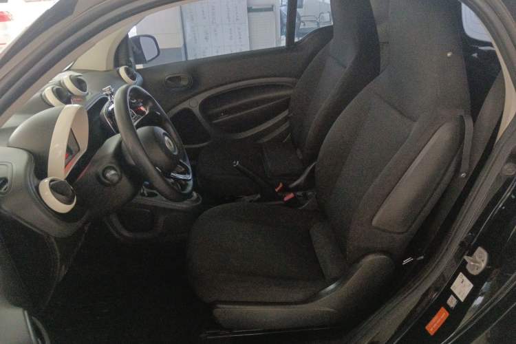 Used smart fortwo 2015 1.0L 52 kW hardtop Dynamic version
