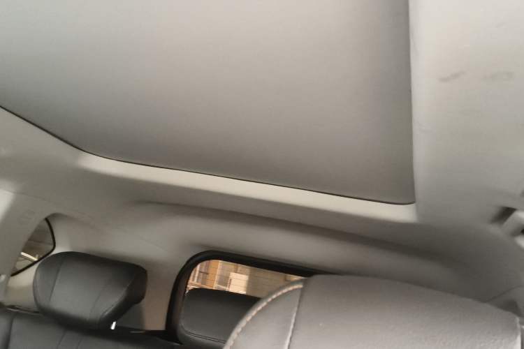 Used GAC Trumpchi GS7 2017 320T Two-Wheel-Drive Luxury Smart Connectivity Model Headliner