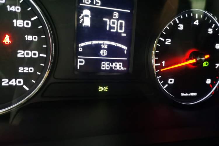 Used Roewe RX5 2018 20T Two-Wheel Drive Automatic Flagship Edition Odometer Close Up