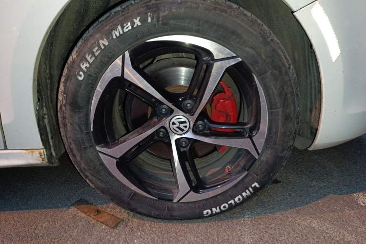 Used Volkswagen Sagitar 2014 1.6L Manual Comfort Model Right Front Wheel Hub