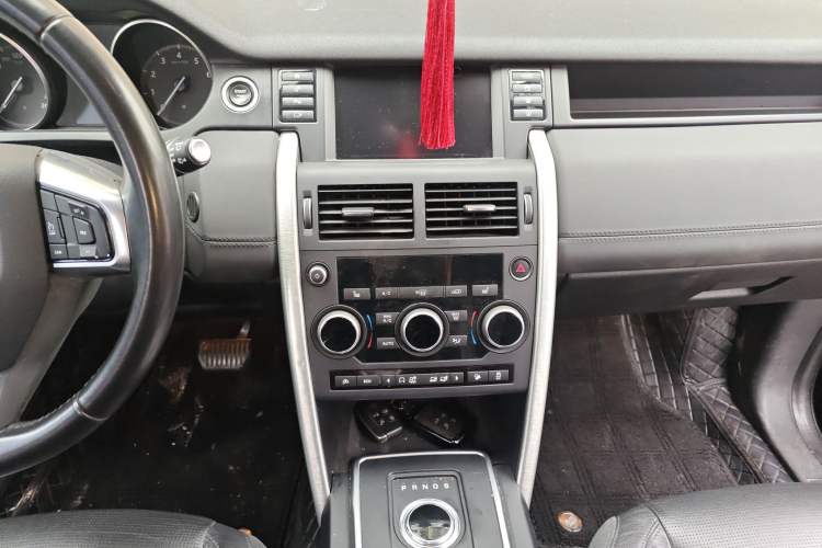 Used Land Rover Discovery Sport 2017 2.0T HSE Audio And AC Panel
