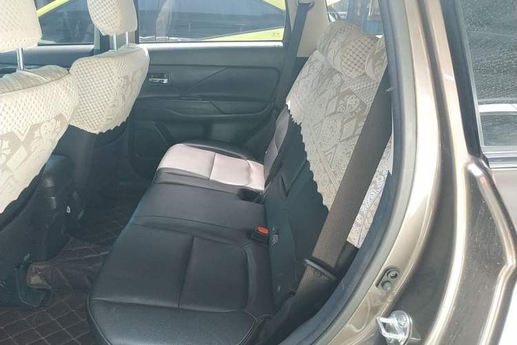 Used Mitsubishi Outlander 2018 2.0L Two-Wheel Drive Glory Edition 5 Seats Left Rear Seat