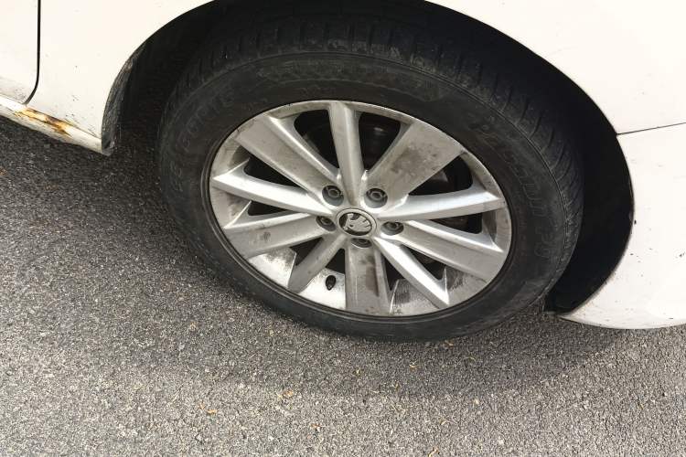 Used Skoda Rapid Spaceback 2014 1.6L Automatic Enjoyment Edition Right Front Wheel Hub