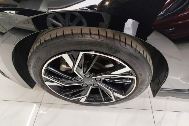 Used Lynk & Co 03 2025 1.5TD DCT Champion Edition Pro Left Front Wheel Hub