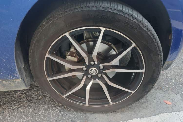 Used Jaguar F-PACE 2018 2.0T Two-Wheel Drive Urban Deluxe Edition Right Front Wheel Hub