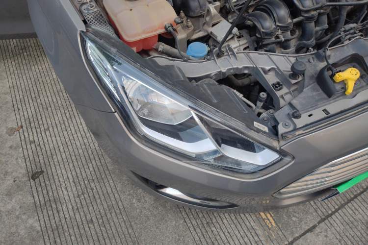 Used Ford Escort 2015 1.5L Automatic Fashion Model Right Front Headlight