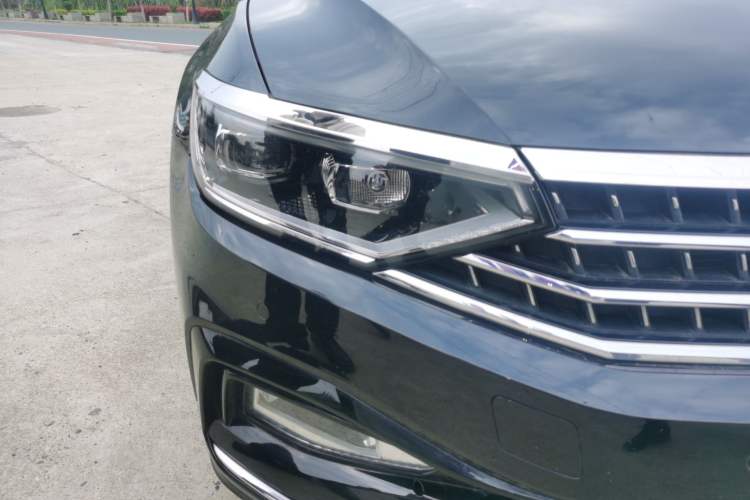 Used Volkswagen Magotan 2023 2 Million Units Limited-Edition 280TSI DSG Comfort Version Right Front Headlight
