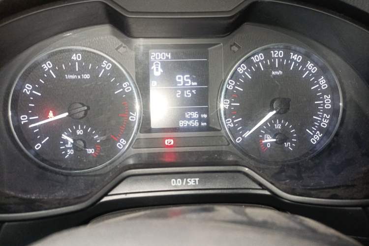 Used Skoda Octavia 2017 1.6L Manual Front-Wheel-Drive Version Odometer Close Up