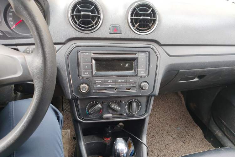 Used Volkswagen Jetta 2017 1.5L Automatic Fashion Model Audio And AC Panel