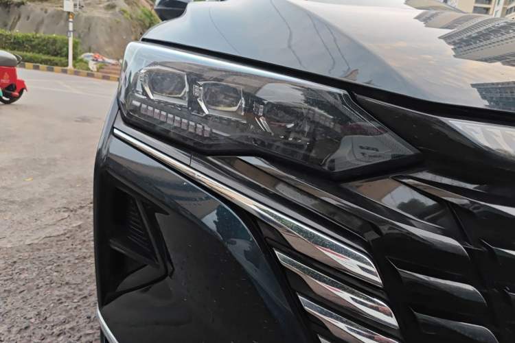 Used Dongfeng Aeolus Yixuan MAX 2021 1.5T Super Cool Dad Edition Right Front Headlight