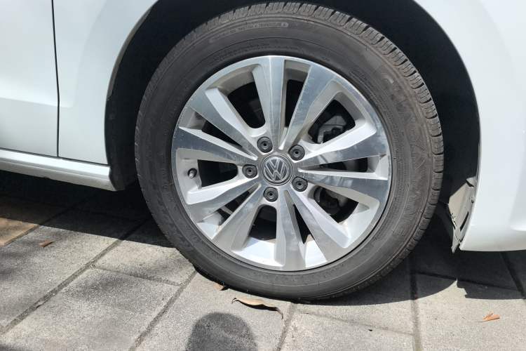 Used Volkswagen Golf Sportsvan 2016 230TSI Automatic Trend Edition Right Front Wheel Hub