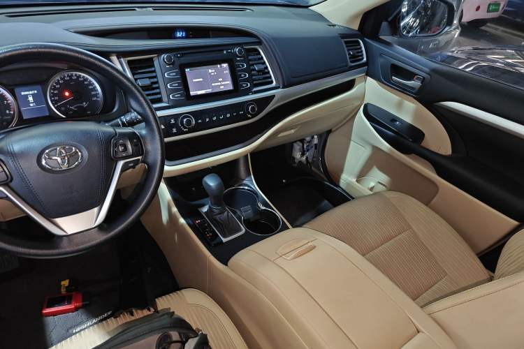 Used Toyota Highlander 2021 2.0T Two-Wheel Drive Elite Version 7-Seater Audio And AC Panel