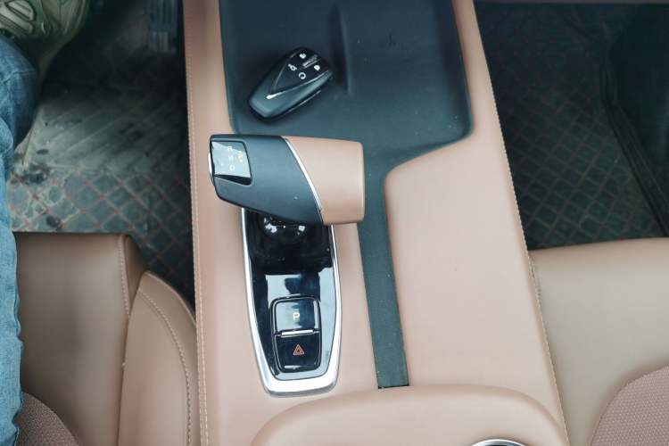 Used CHANGAN UNI-Z 2025 1.5T Luxury Version Gear Lever
