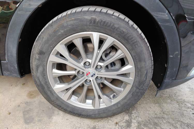 Used Buick Envision 2022 Encore Plus 652T Five-Seat All-Wheel-Drive Luxury Model Right Front Wheel Hub