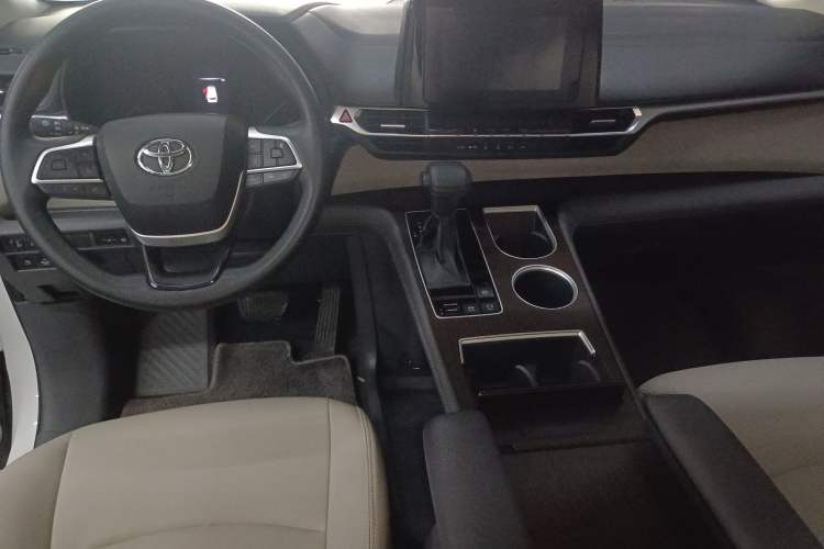 Used Toyota SIENNA 2023 2.5L Hybrid Comfort Edition Center Console