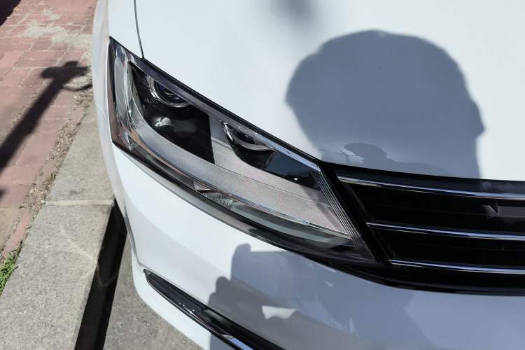 Used Volkswagen Sagitar 2017 230TSI Automatic Comfort Version Right Front Headlight