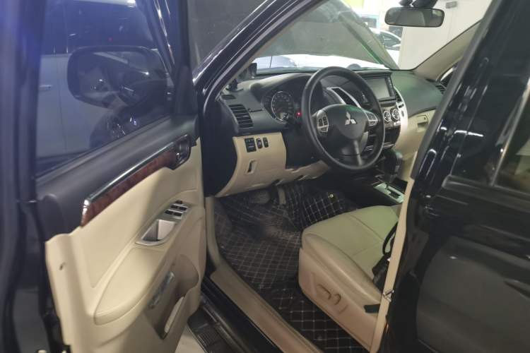Used Mitsubishi Pajero Sport 2013 3.0L Automatic 4x4 Flagship Edition Driver Seat