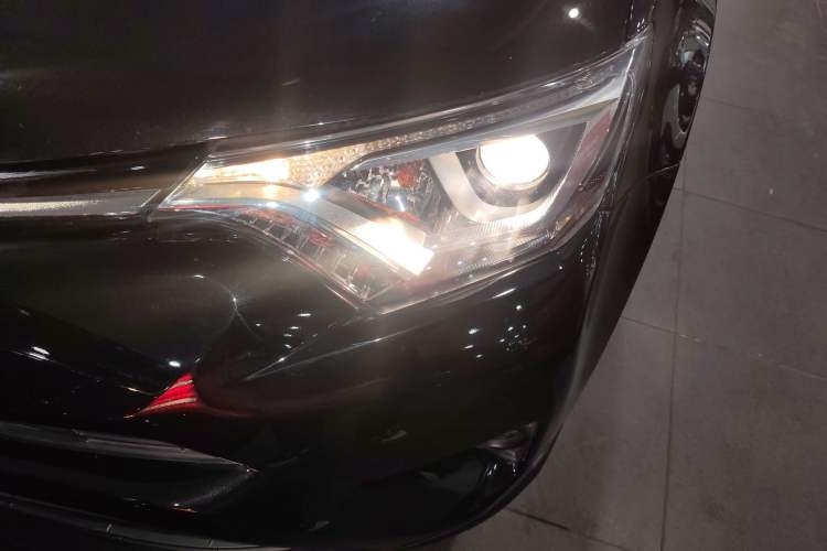 Used Toyota RAV4 2019 2.0L CVT Two-Wheel Drive Luxury Version China VI Standard