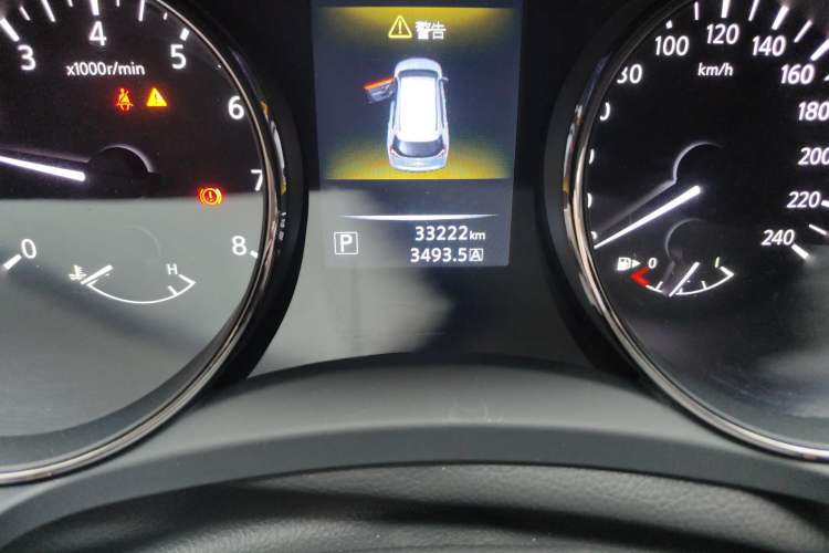 Used Nissan X-Trail 2015 2.0L CVT Comfort MAX Edition 2WD Odometer Close Up