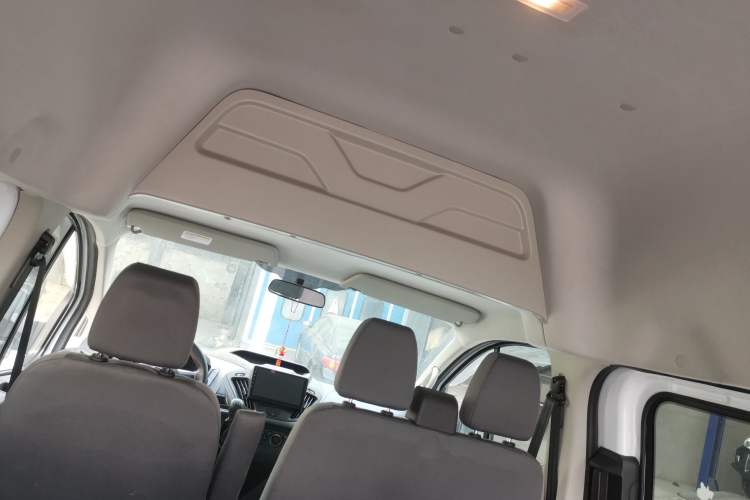 Used Ford Transit 2019 2.0T Diesel Multi-Purpose Commercial Vehicle Short Wheelbase Mid-Roof Design 6-Seater China VI Standard Headliner