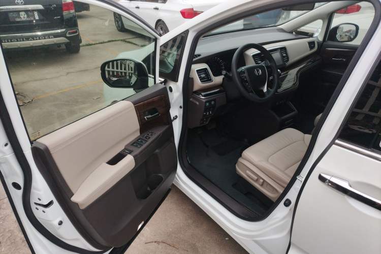 Used Honda Odyssey 2015 Revised 2.4L Luxury Edition
