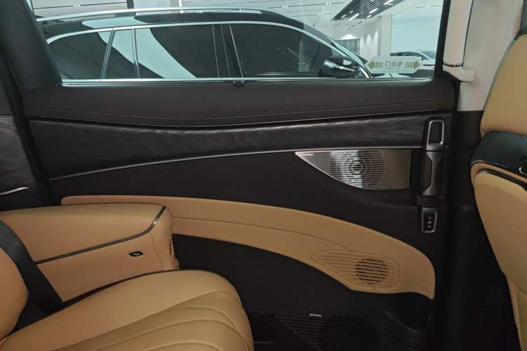 Used Denza D9 2024 DM-i 1050 Luxury Model
