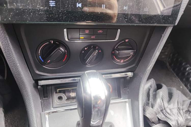 Used Volkswagen Bora 2016 1.6L Automatic Fashion Model Audio And AC Panel