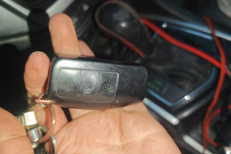 Used JMC Yusheng S350 2013 2.4T Automatic 2WD Diesel Luxury 7-Seater Vehicle Key