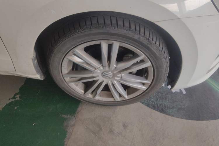 Used Volkswagen Golf Sportsvan 2018 230TSI Automatic Luxury Model Right Front Wheel Hub