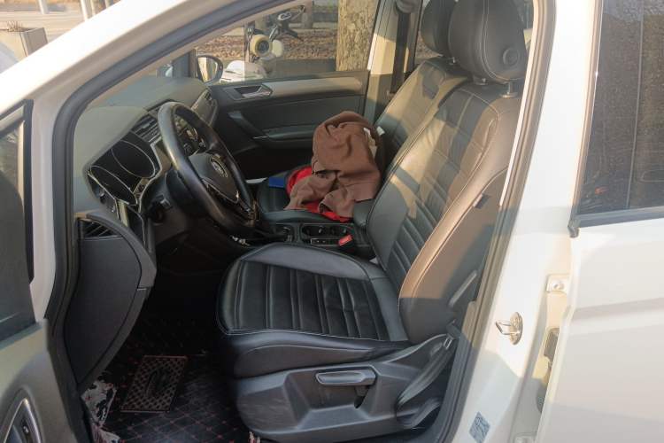 Used Volkswagen Touran 2016 Volkswagen Touran L 280TSI DSG Comfort Edition Left Front Seat