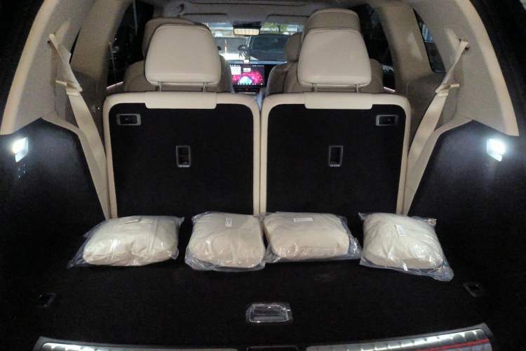 Used Hima AITO M8 2025 Extended-Range Ultra Version 53.4 kWh 6-Seater Edition Trunk