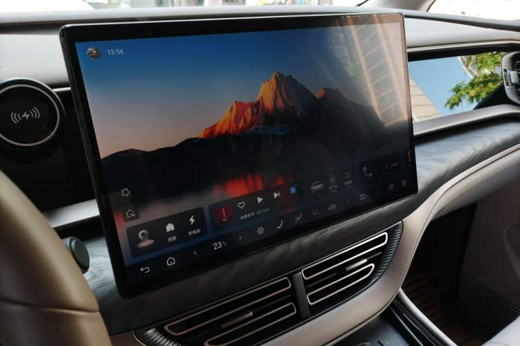 Used Denza D9 2022 DM-i 1040 Prestige Model
