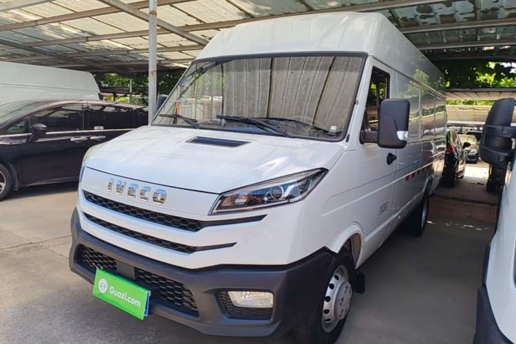 Używany Iveco Daily 2023 2.5T V40 Van Long Wheelbase Mid-Roof Dual Tires Manual Doors 2-3 Seater