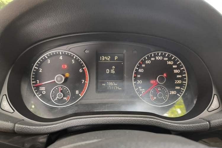 Ojetý Volkswagen Passat 2013 1.8TSI DSG Government Procurement Edition