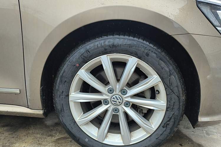 Used Volkswagen Passat 2017 330TSI DSG Luxury Edition Right Front Wheel Hub