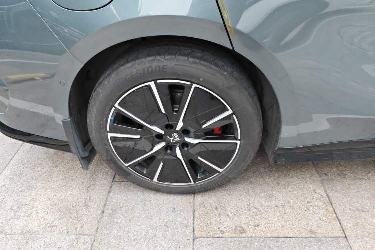 Used BYD Han L 2025 DM-i 200km LiDAR Flagship Model Right Rear Wheel Hub