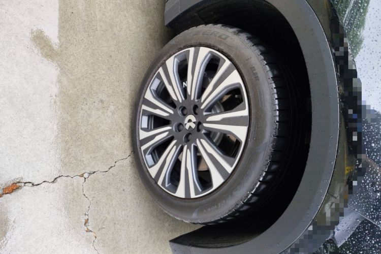 Used Nio ES8 2024 75 kWh Executive Edition Right Front Wheel Hub